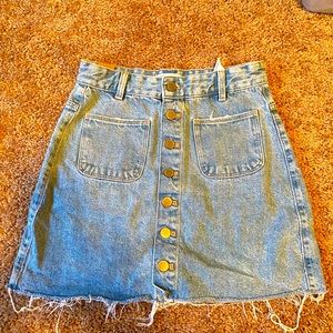 Adorable denim skirt.
